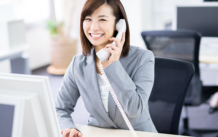 笑顔で電話をする女性のイメージ