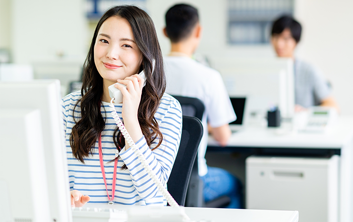 笑顔で電話をする女性のイメージ