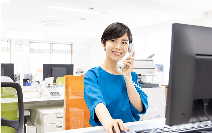 笑顔で電話をする女性のイメージ