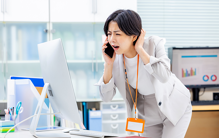 電話で話している女性のイメージ