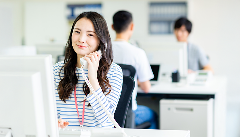 オンプレミスPBXで通話する女性社員