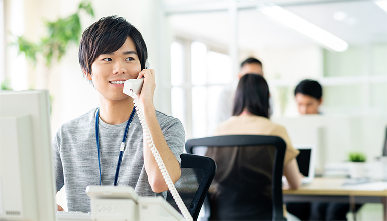 オンプレミスPBXで通話する男性社員