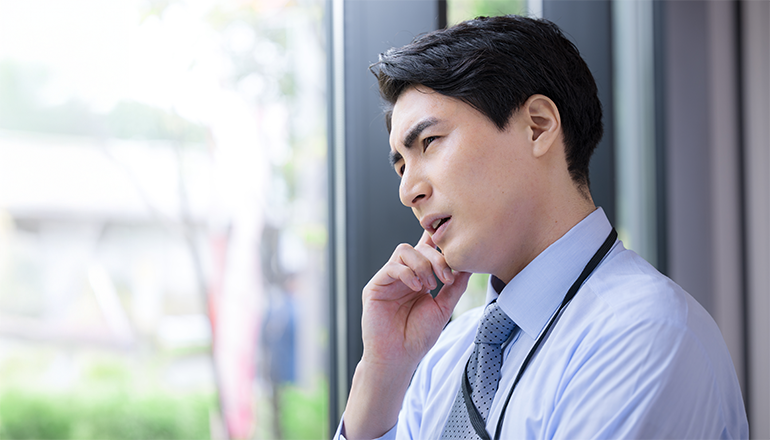 何から手をつけていいか悩む男性