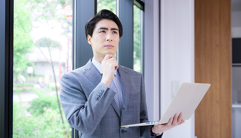 わからないまま判断に悩む男性